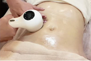 アイスナイフプロの機器を体験する様子
